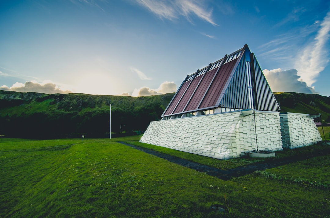Innovative Architektur: Wenn High-Tech auf Naturnähe trifft