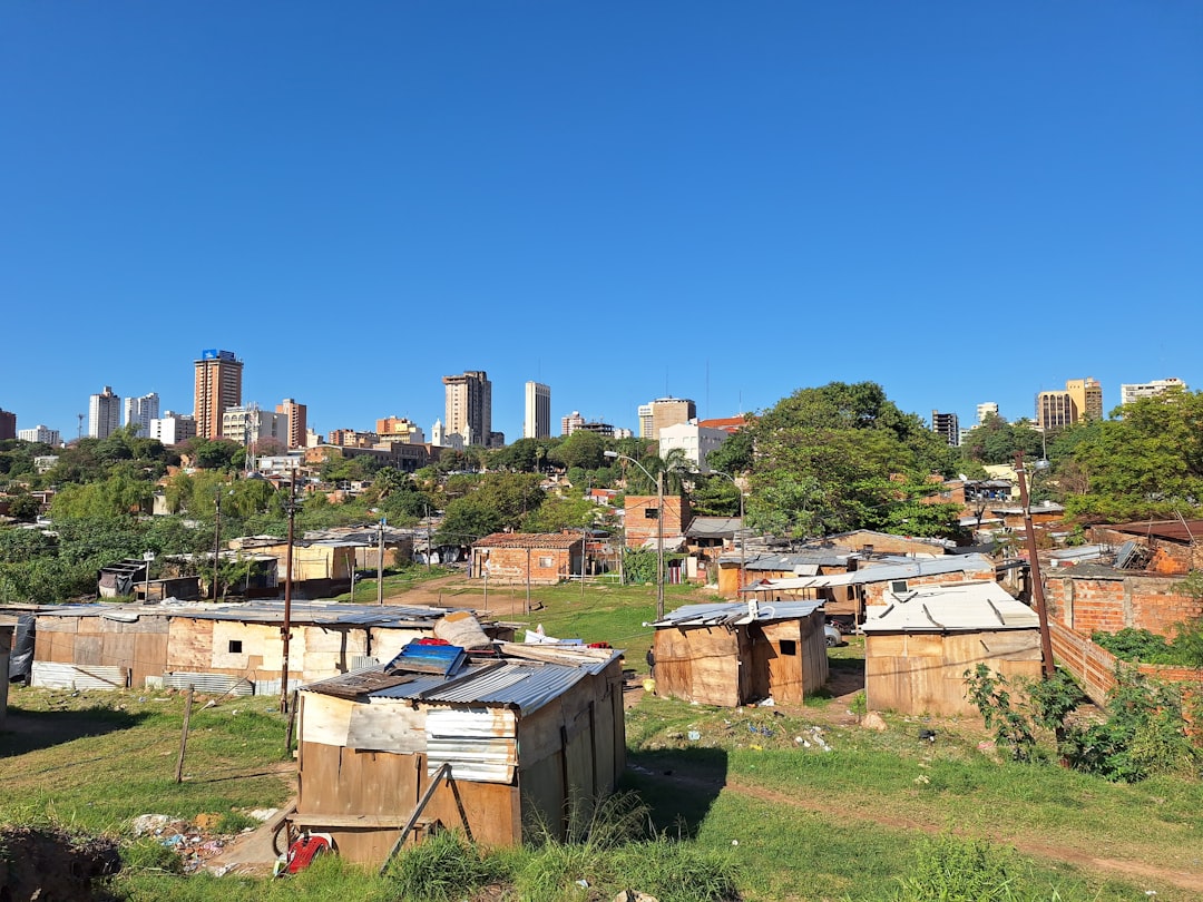 Innovative Wohnlösungen: Wie Chacarita Alta Paraguays Stadtrand neu definiert